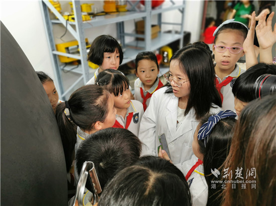 水果湖二小三（1）中队雏鹰小队赴湖北省计量院开展近视防控计量科普活动