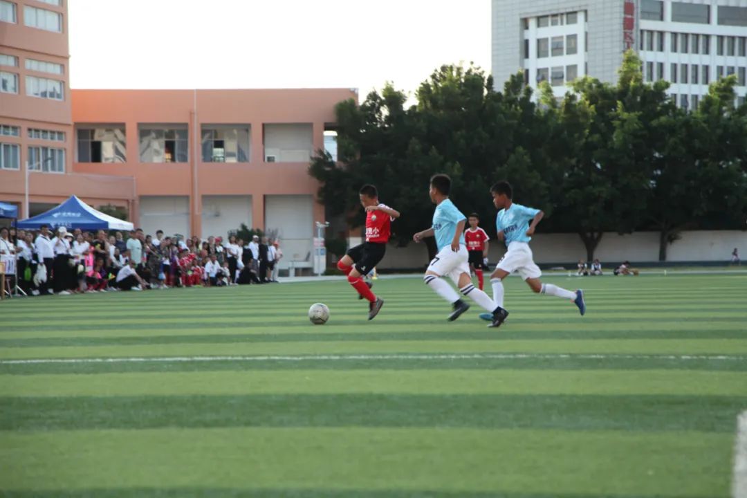 两场联赛精彩上演,校园足球联赛精彩纷呈