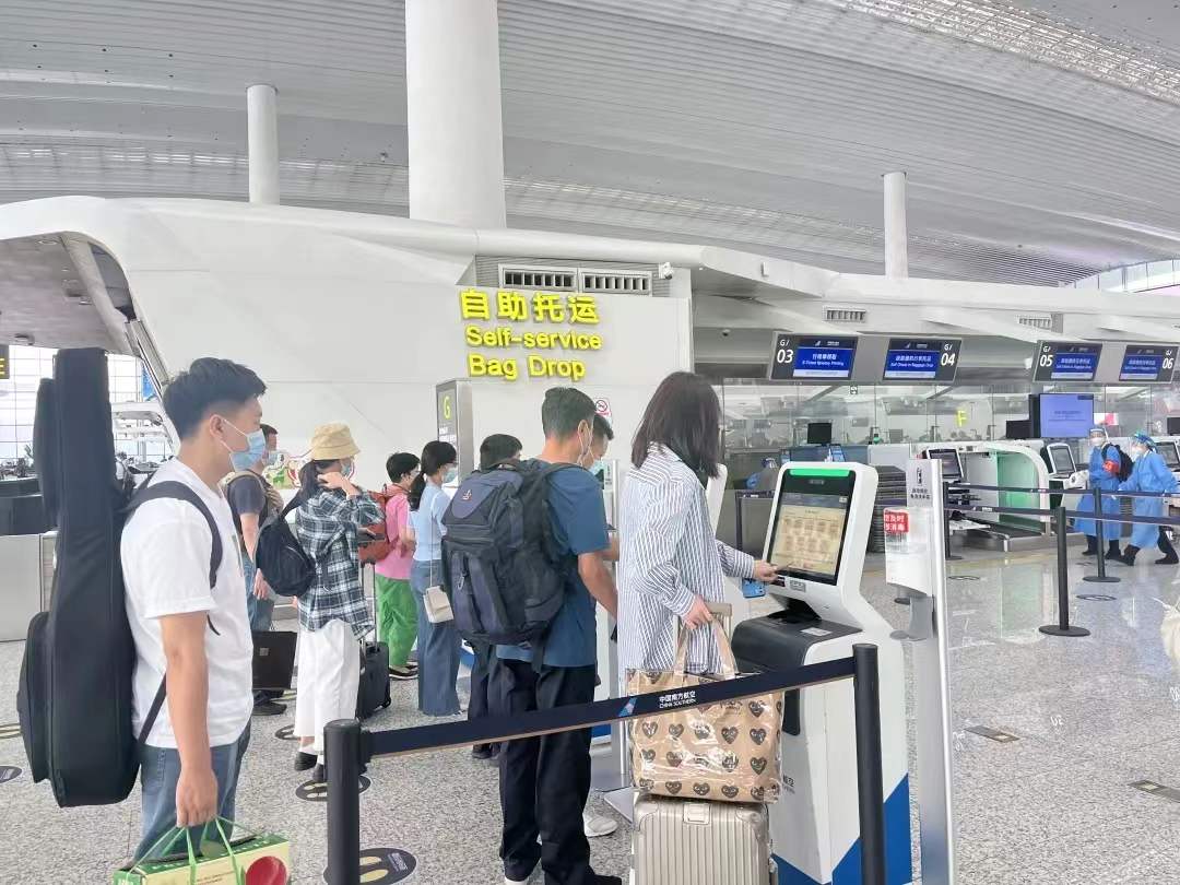 日均旅客量超10万人次，白云机场暑期航班恢复明显