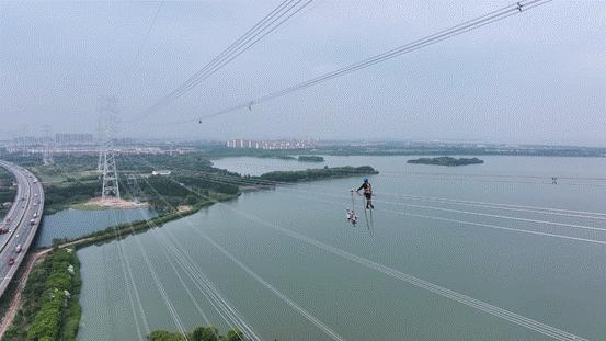 我们的新时代·*党**代表话十年㉕丨韩克勤：倾心服务，当好经济社会发展“电小二”