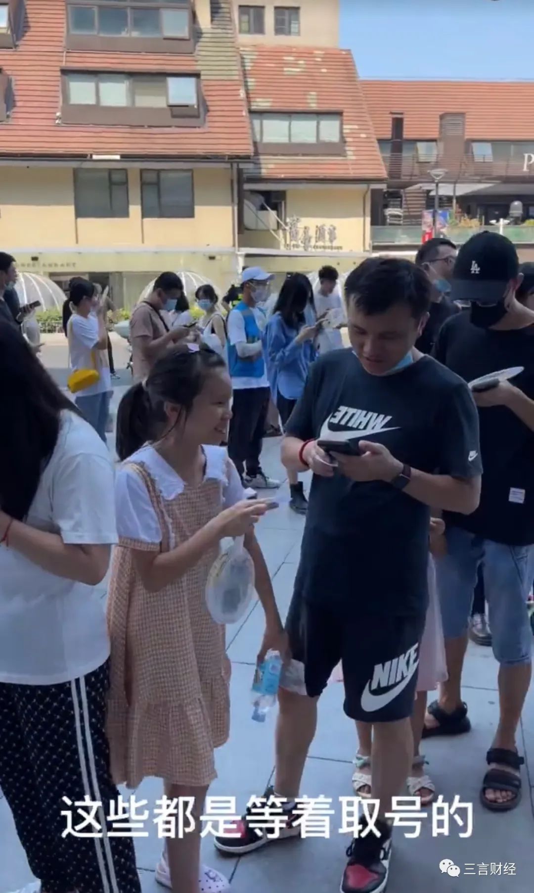 都2022年了，怎么还有人冒酷暑排长长长队买奶茶？