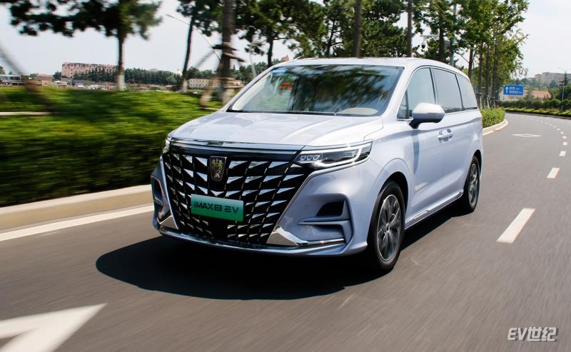 荣威imax8欢聚版路测,全球首款纯电mpv荣威imax8ev