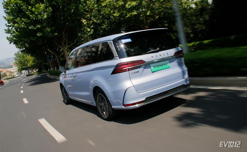 荣威imax8欢聚版路测,全球首款纯电mpv荣威imax8ev