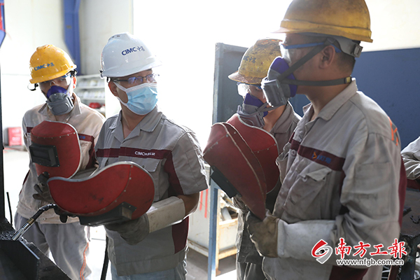 东莞中集：机器人替代了焊枪“蓝领”蜕变成“新工匠”