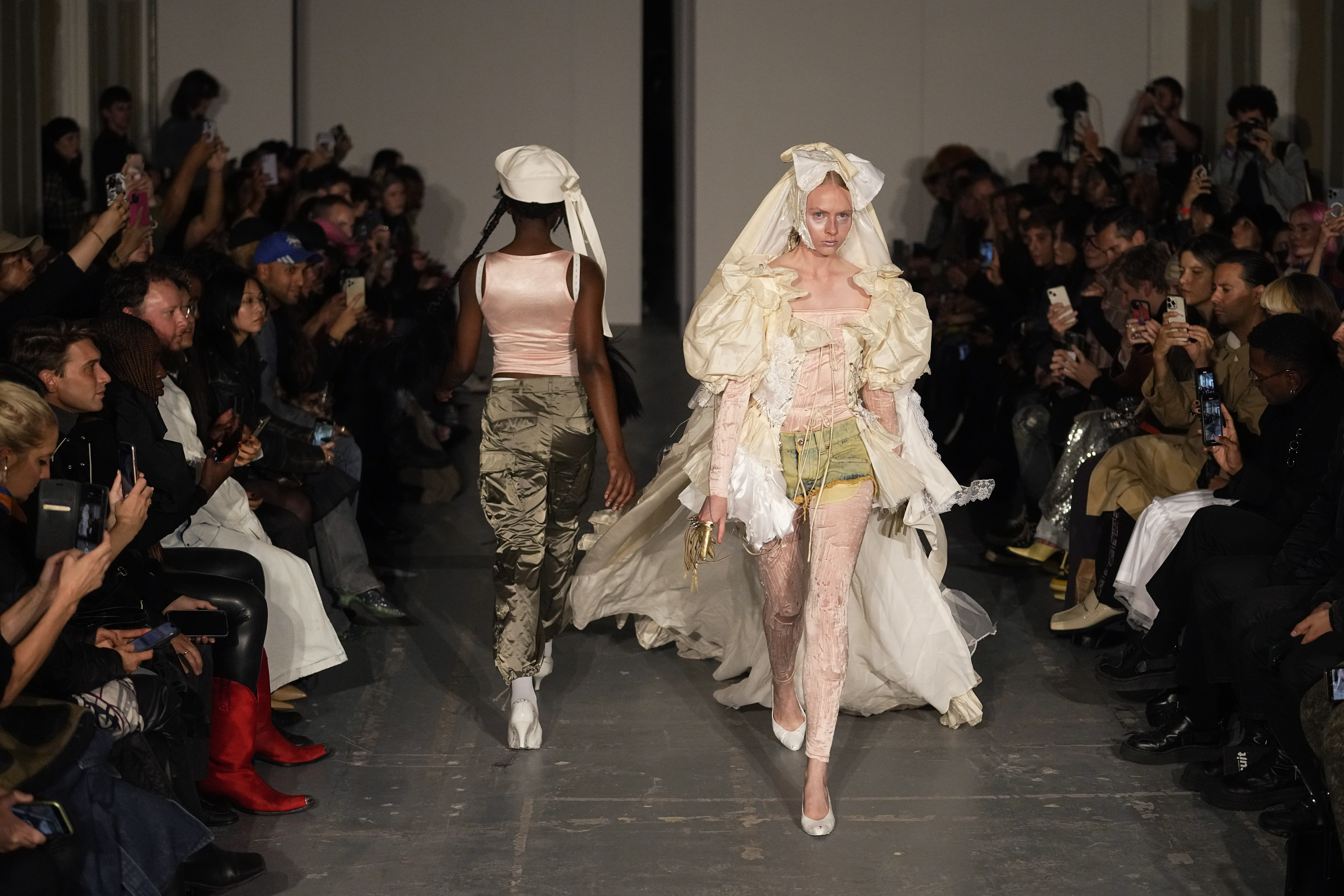 巴黎时装秀2023秋冬成衣,巴黎时装秀薄款系叛逆时装