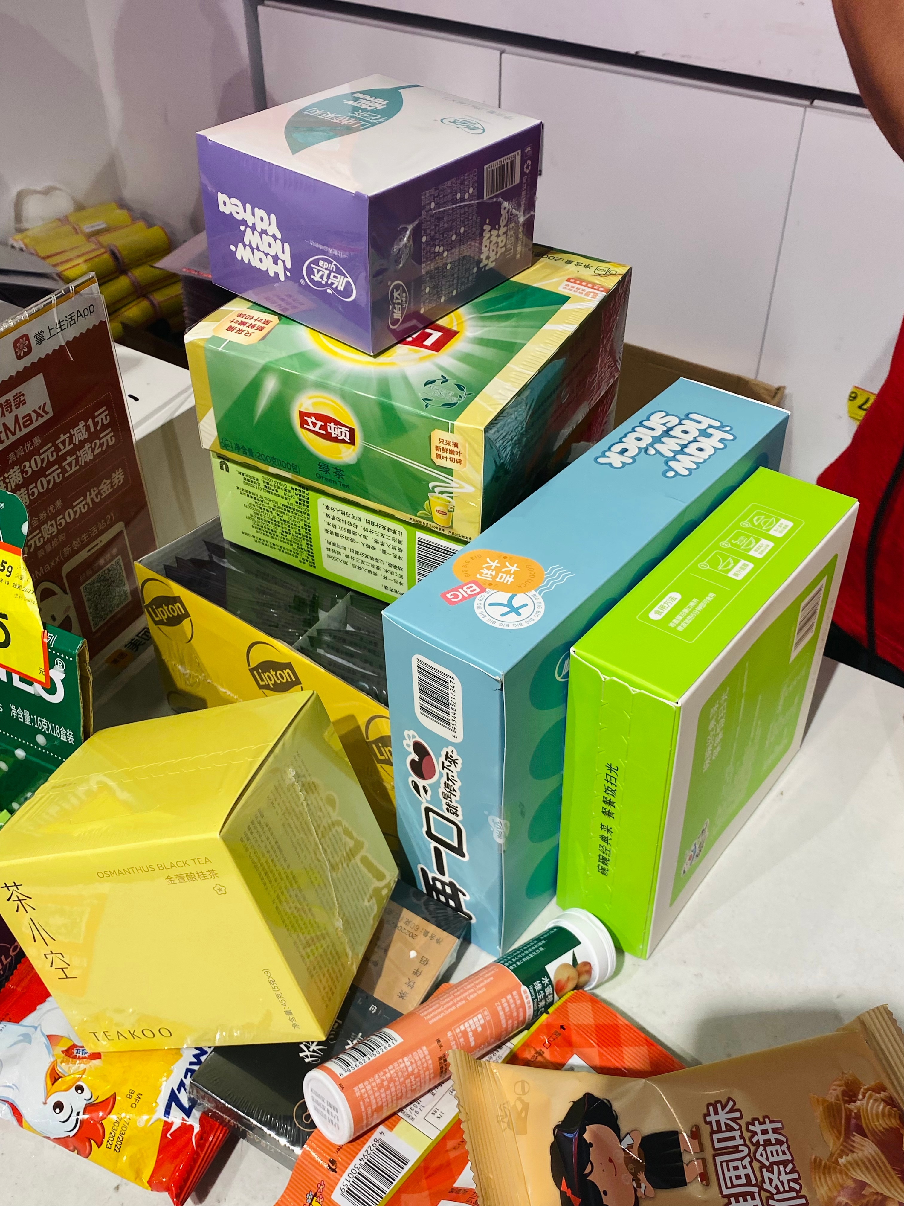 年轻人买东西陷入消费陷阱,年轻人买临期食品