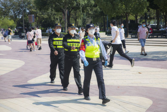 国庆假期申城各景点民众“打卡忙”警方多措并举疏导客流