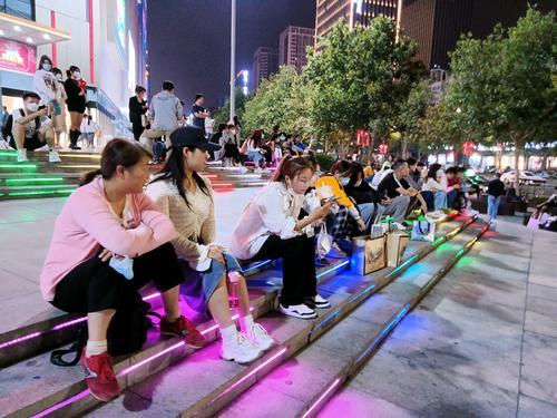 郑州国庆节客流,郑州街头国庆节氛围有了