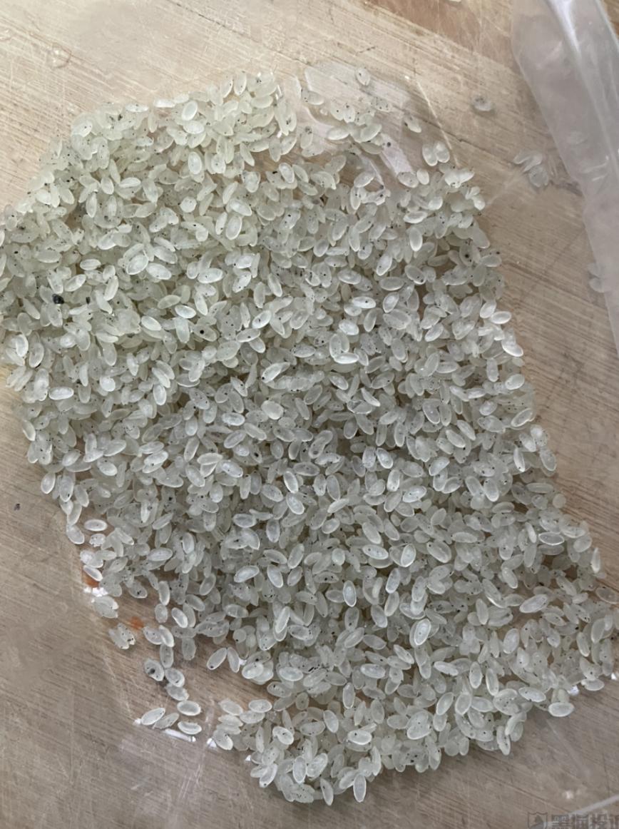 自热米饭里的米是假米,假自热米饭