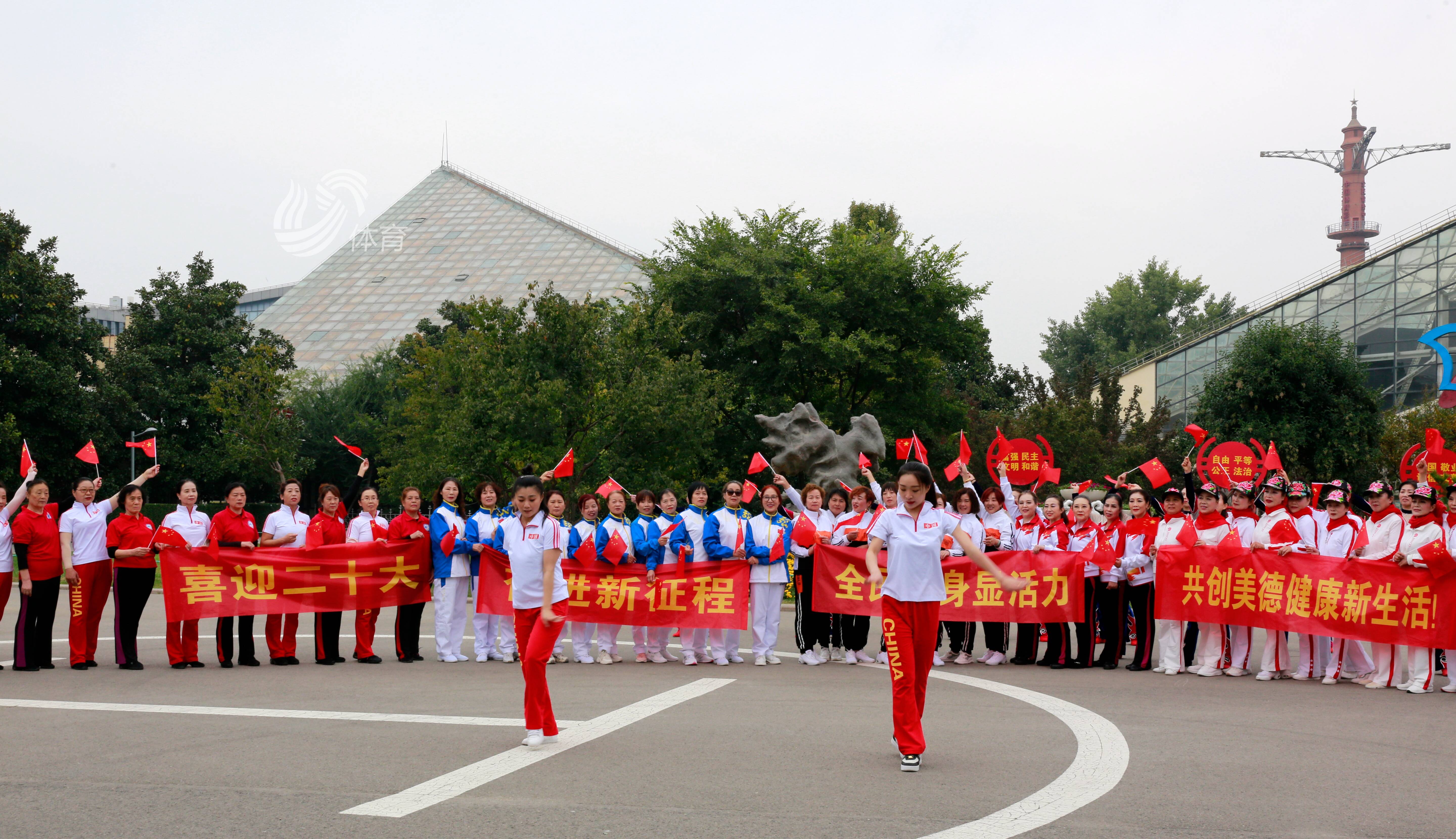 天籁之音我的祖国广场舞,大型广场舞我和我的祖国