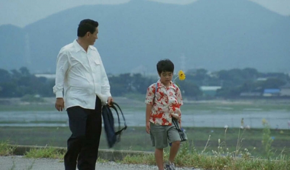 在星际穿越的玉米地摇花手,成了新的互联网荒诞艺术