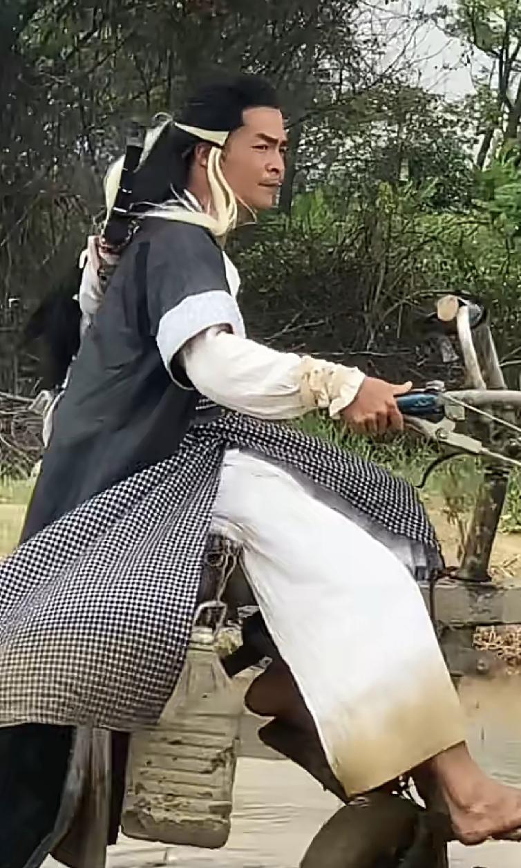 扮成杨过帮助滞销果农的小伙：靠“杨过犁田”走红，辗转广西各地拍视频