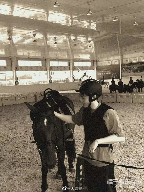 还记得“回忆专用小马甲”博主吗？他现在谈恋爱了？