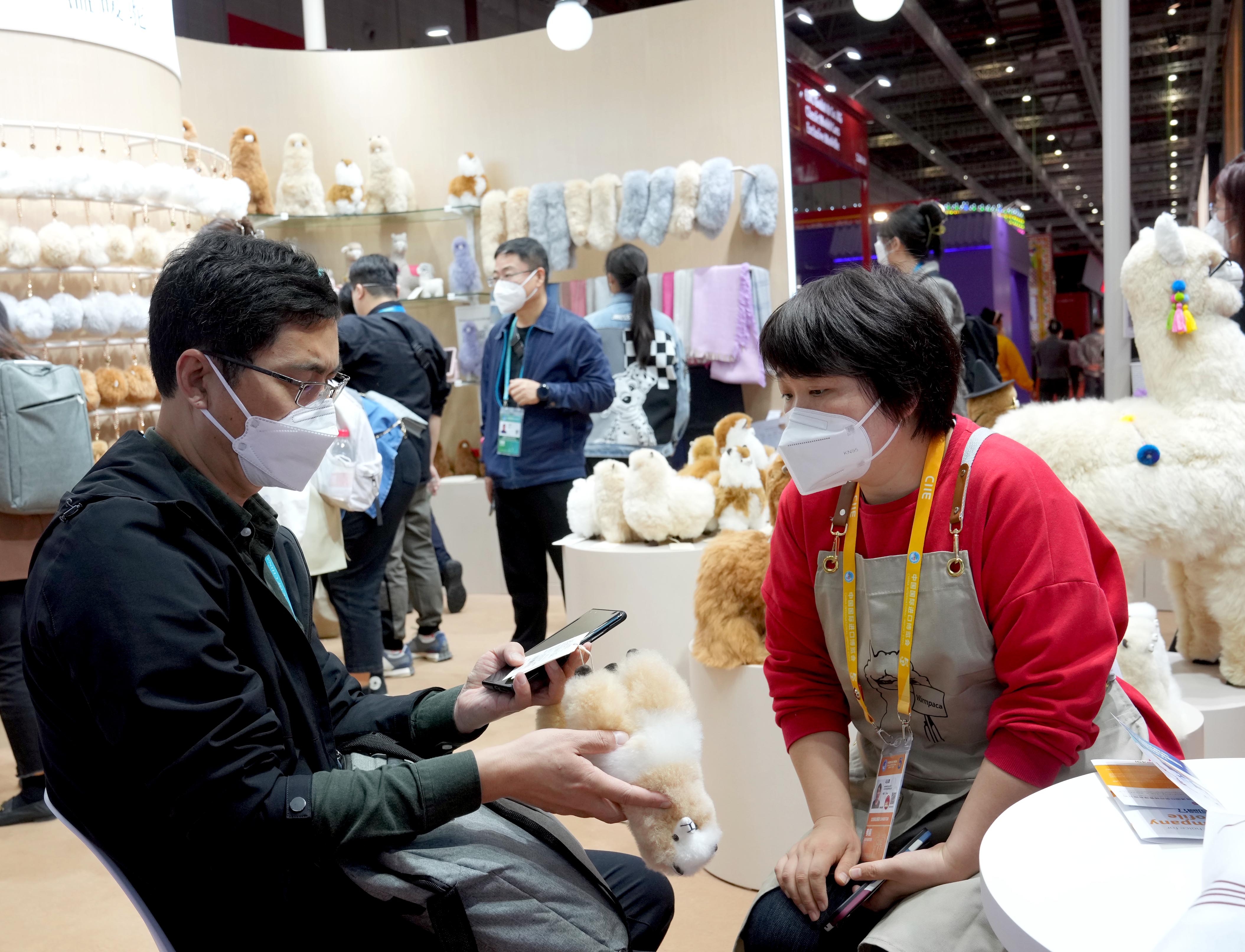 （新华全媒+）一只秘鲁“小羊驼”的进博之旅