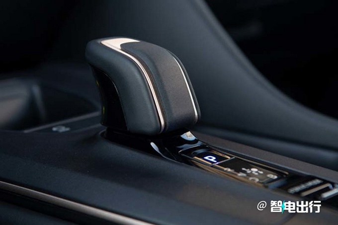 丰田全新皇冠国内实车曝光,日本丰田2020款皇冠轿车