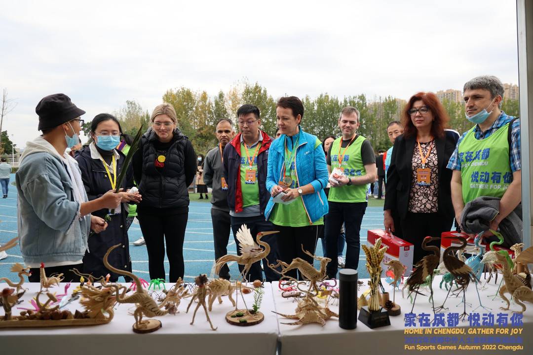 打乒乓球国际赛,飞盘打靶趣味运动会