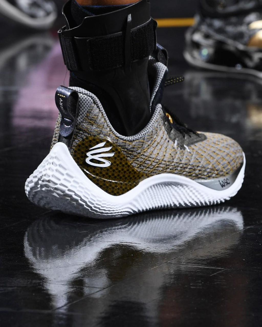 人傻了！尼克斯xKITH正式发布！两万观众一人送一件……