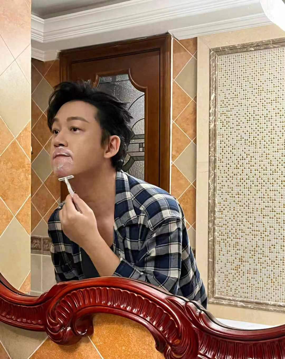 潘粤明公开牵手不避嫌,潘粤明深夜晒图