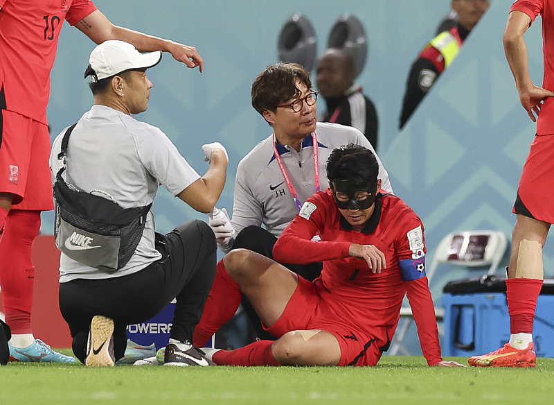 孙兴慜摘下面具痛哭,面具侠孙兴慜高光时刻