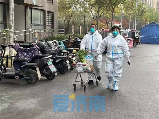 大白配送员,大白化身挑山工运送物资