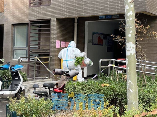 “大白”化身配送员济南各区县全力保障百姓“柴米油盐”充足