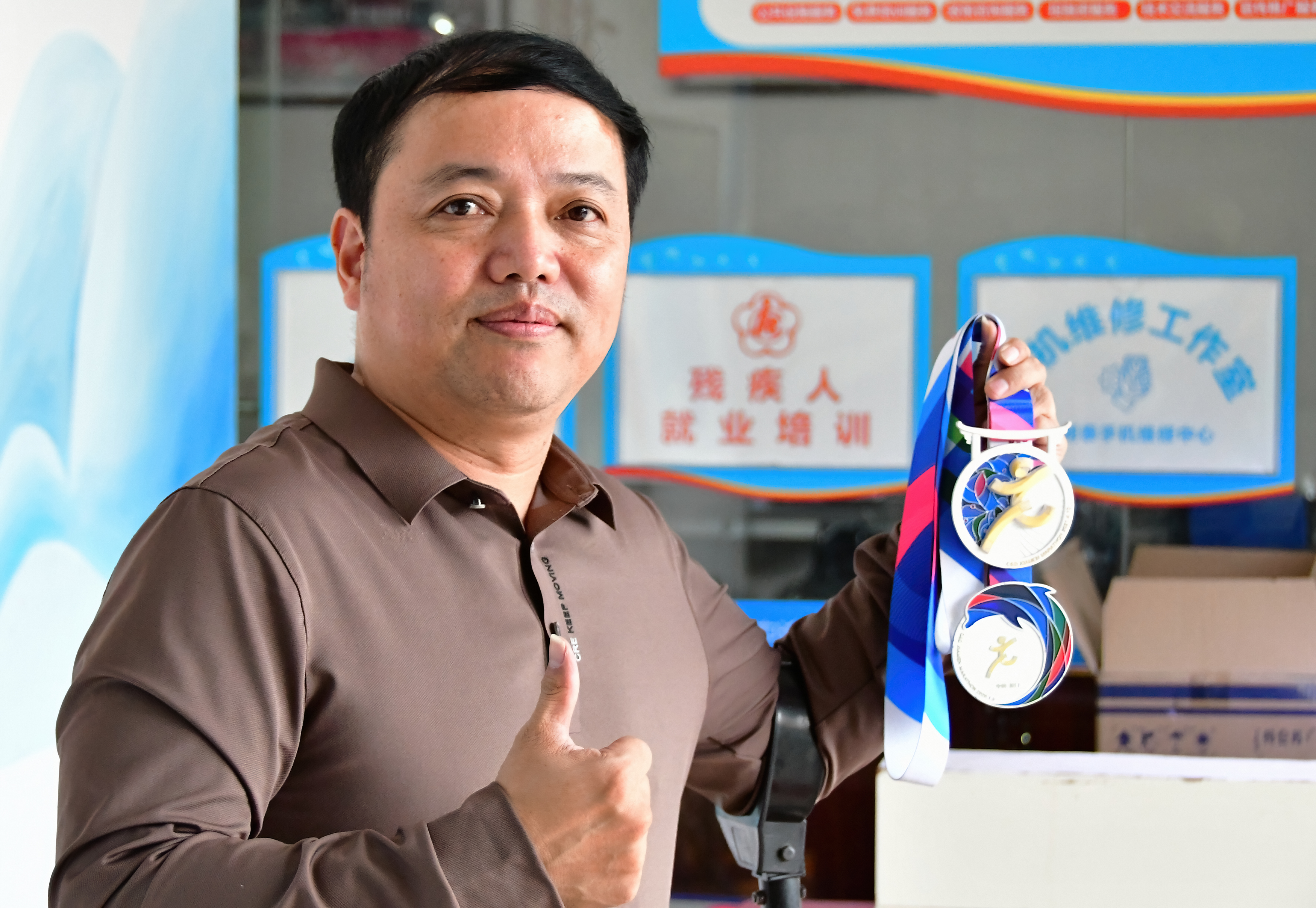 （图片故事）“轮椅跑者”谢启明：用双手“跑”出人生自信