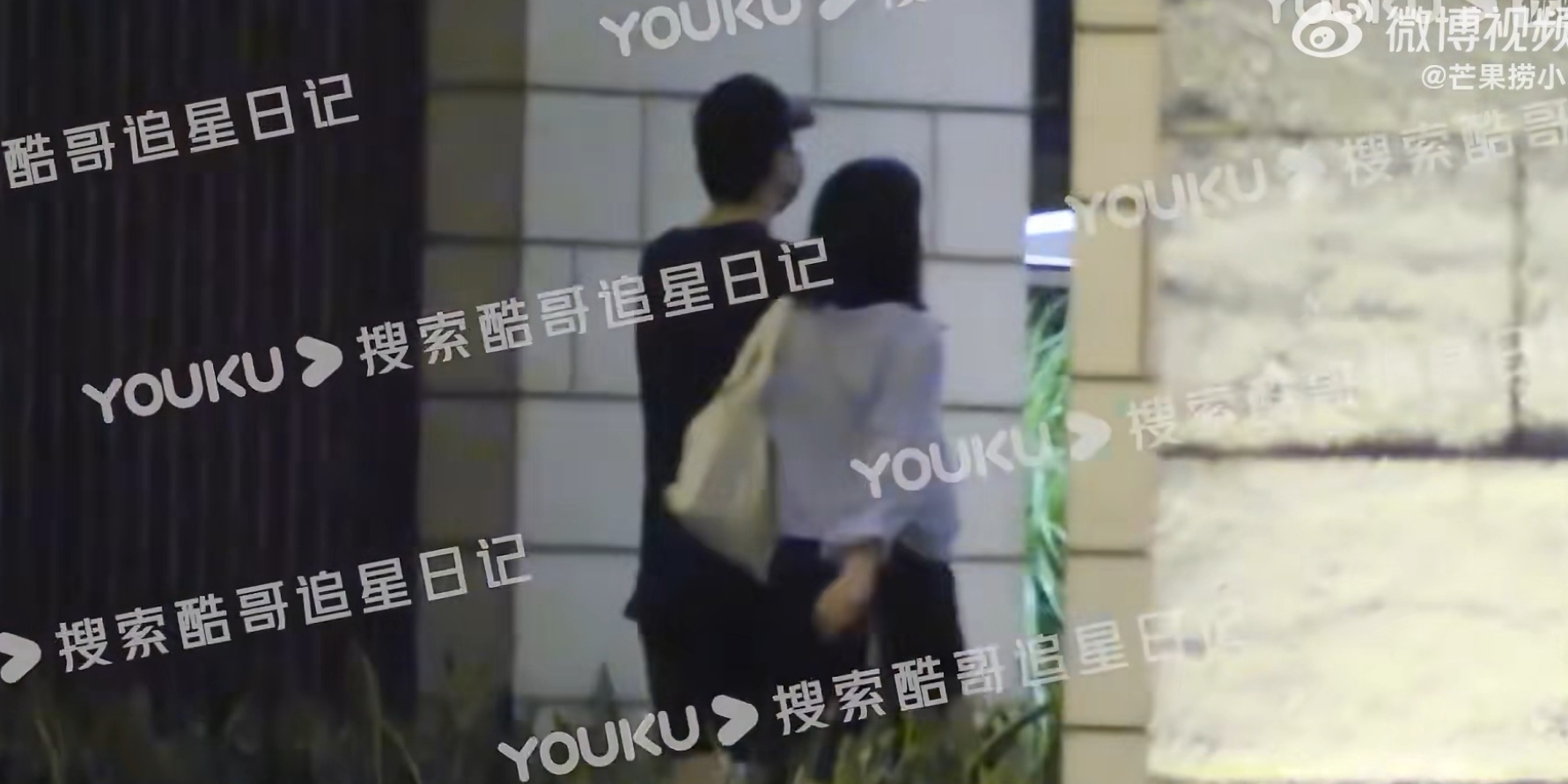 赵又廷高圆圆一家聚餐,女儿给父母喂饭,赵又廷一个动作暴露女儿奴属性