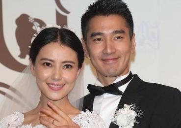 赵又廷高圆圆一家聚餐,女儿给父母喂饭,赵又廷一个动作暴露女儿奴属性