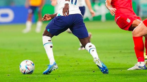 追光|不为人知的细节——好好的足球袜为啥剪破洞？