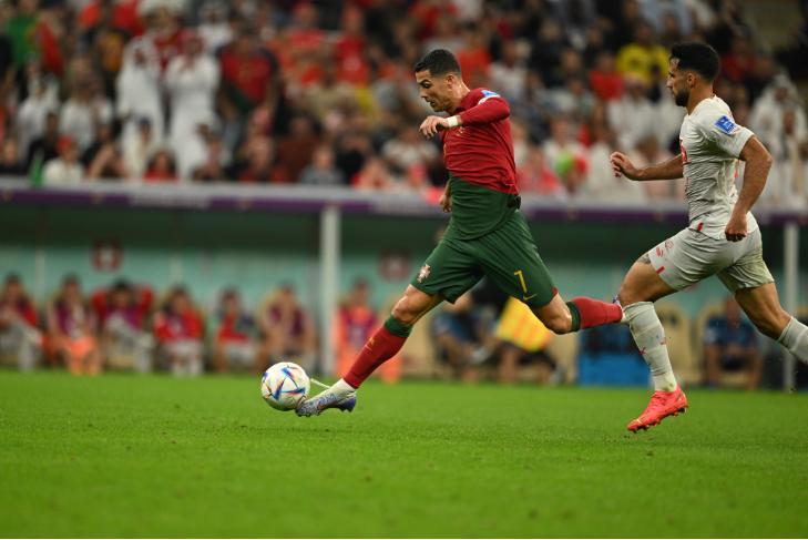 拉莫斯和c罗在欧洲杯再次相遇,西班牙vs葡萄牙拉莫斯为c罗庆祝