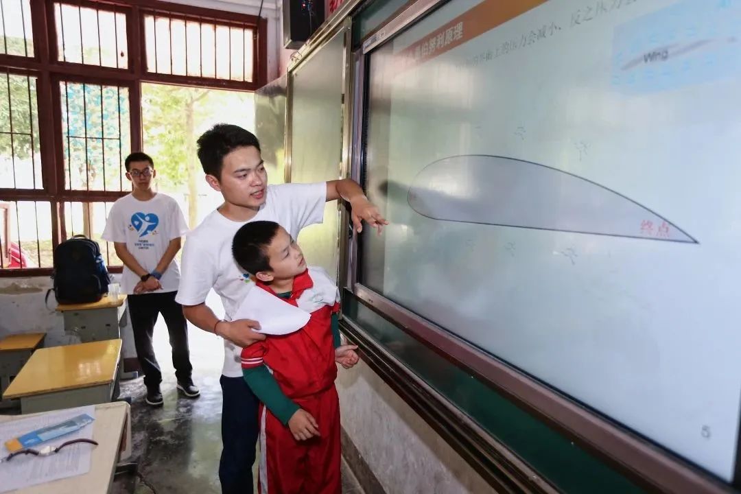 撑起乡村教育的希望,一支粉笔撑起一片蓝天