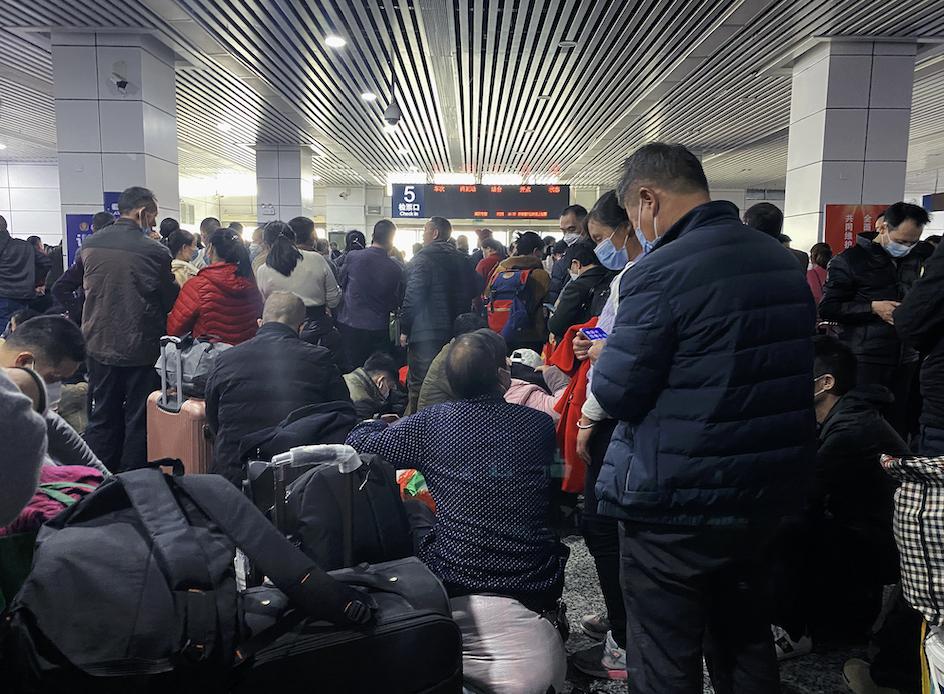 春运首日2216名旅客搭乘列车返乡,广州火车站春运候车大厅视频