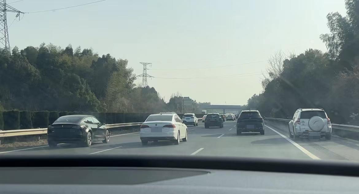 高速拍车走应急车道举报奖励,高速上占用紧急停车道拍视频举报