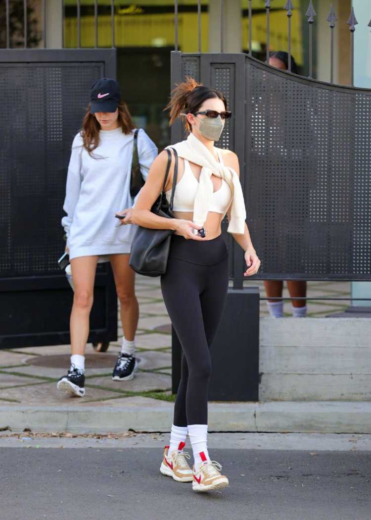 想运动穿得时髦,听说好看的人穿什么都好看