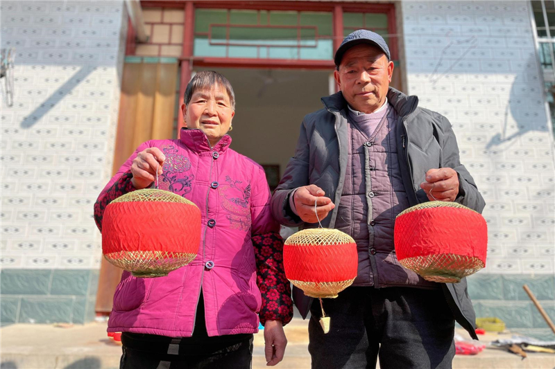 视频｜探访伯坊村里的“夫妻档”灯笼匠人