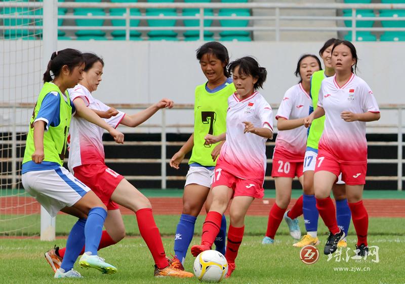 曲靖，“球进”！“国际高原体育城”曲靖掀起足球热