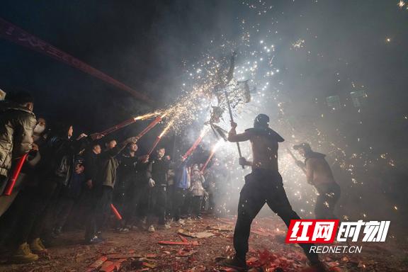 张家界元宵节舞龙灯,正月十五舞龙灯欢天喜地闹元宵