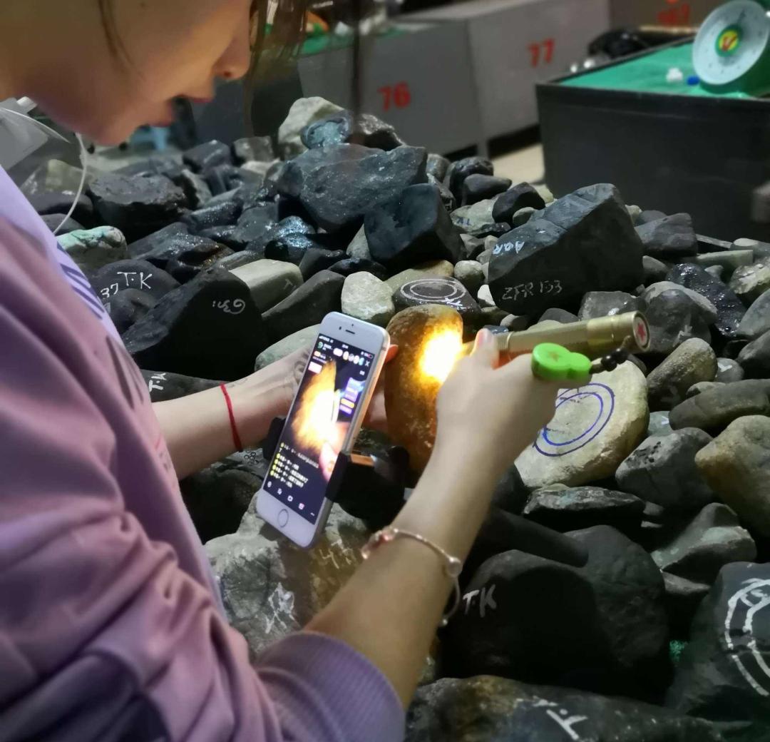 在直播间买翡翠被坑不同意退货,直播间买的翡翠不想要了能退吗