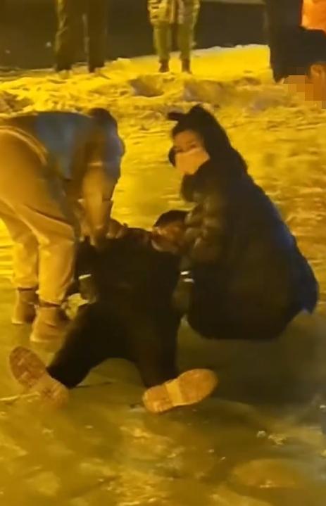 男子滑冰摔倒后脑勺着地去世,滑冰摔到后脑勺后续辟谣