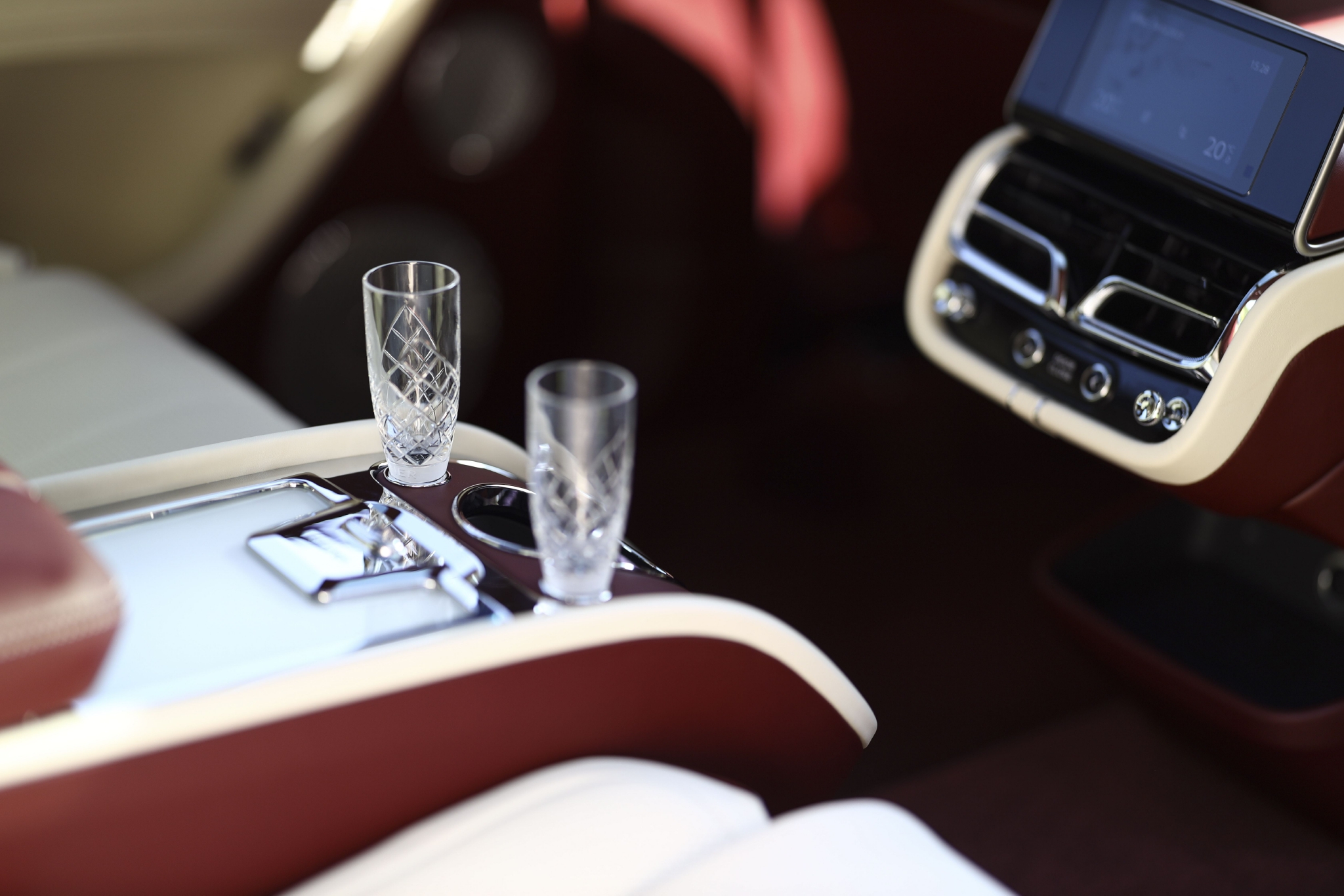 宾利添越bentaygaspeed,2023款宾利添越4.0黑武士落地价