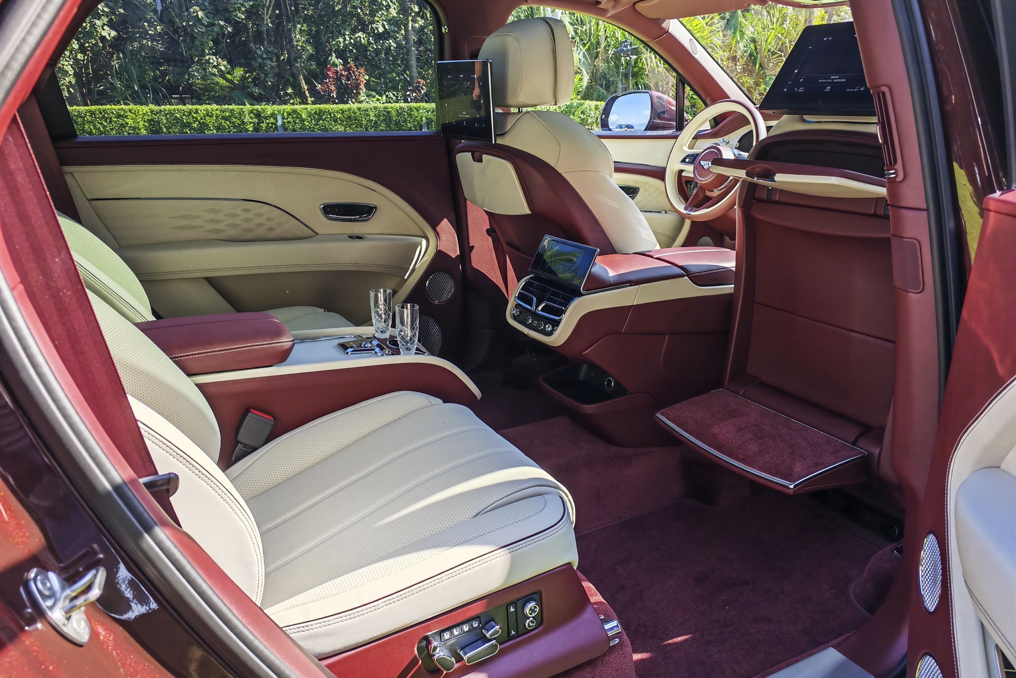 宾利添越bentaygaspeed,2023款宾利添越4.0黑武士落地价