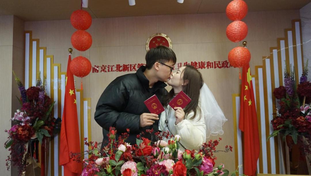 “狗粮”来了！直击新区情人节领证现场