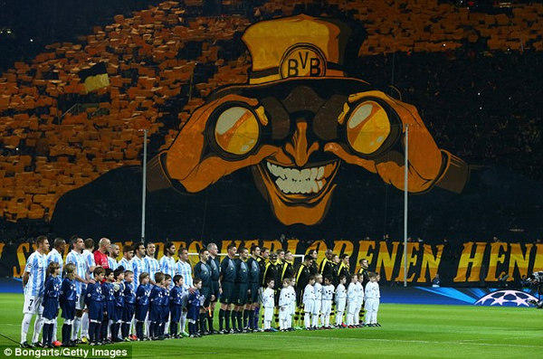 多特蒙德南看台tifo,多特南看台再现巨型tifo