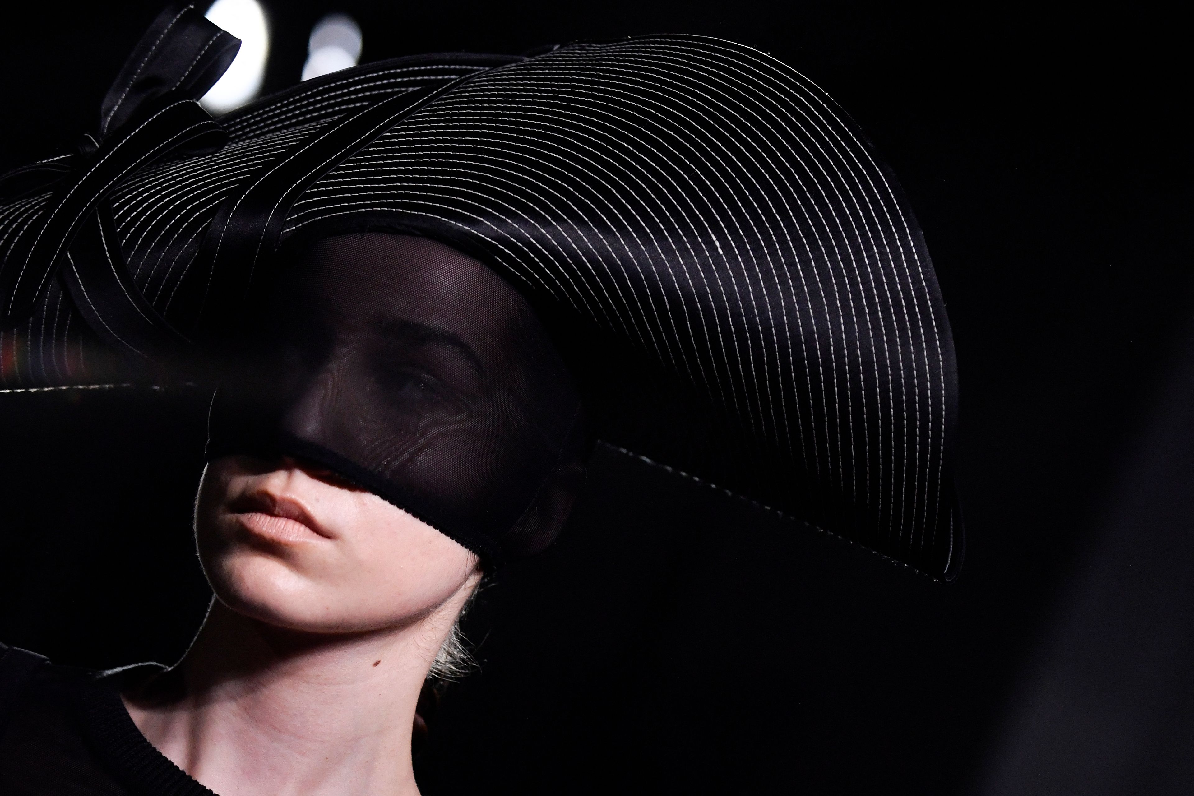 2018夏季国际时装周晚礼服t台秀,时装周红色冬季搭配走秀