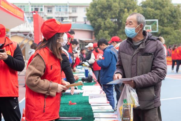 团池州市委开展“雷锋精神与我同行”便民志愿服务集中行动日活动