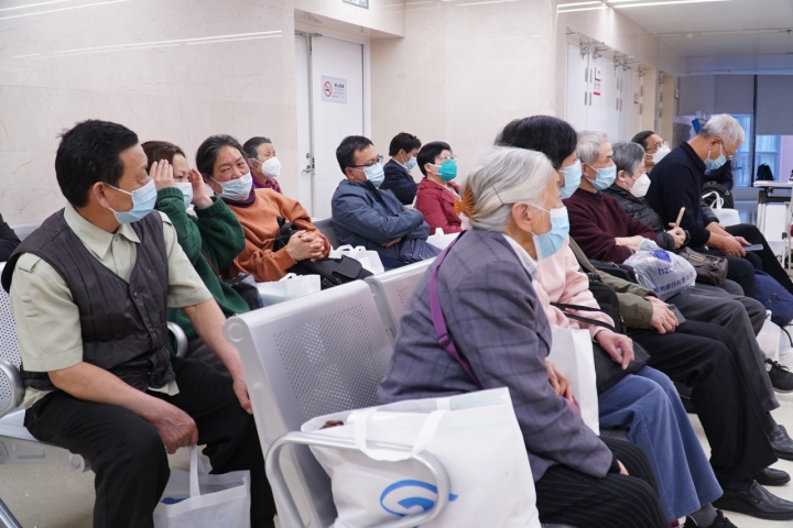 “高眼压”要紧吗？青光眼的衣食住行有哪些注意事项？浙大眼科医院开展世界青光眼周公益宣讲