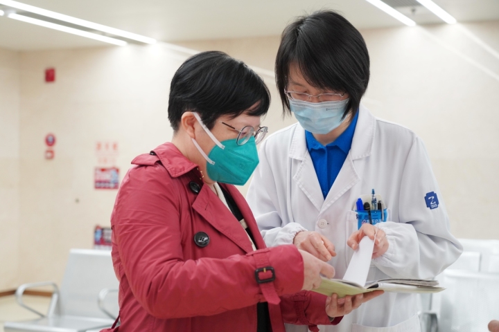 “高眼压”要紧吗？青光眼的衣食住行有哪些注意事项？浙大眼科医院开展世界青光眼周公益宣讲