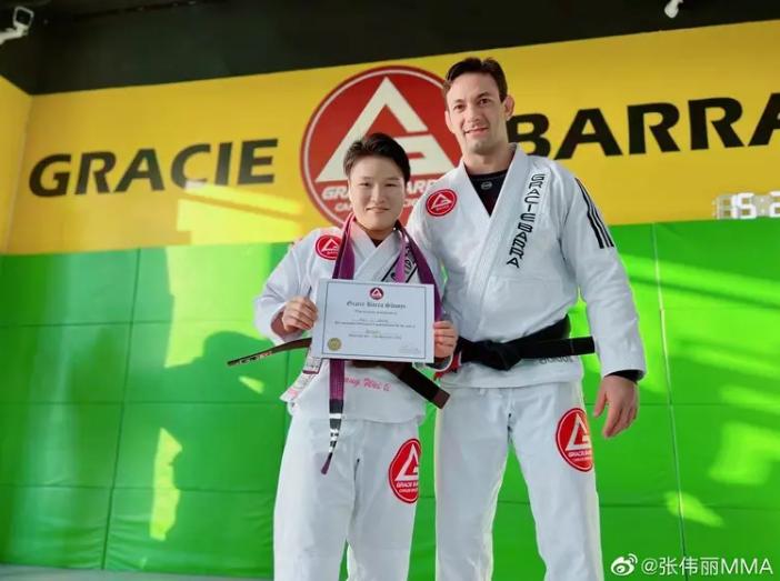 贴身缠斗、以弱克强！女白领爱上巴西柔术，像世界冠军一样降服对手战胜困难