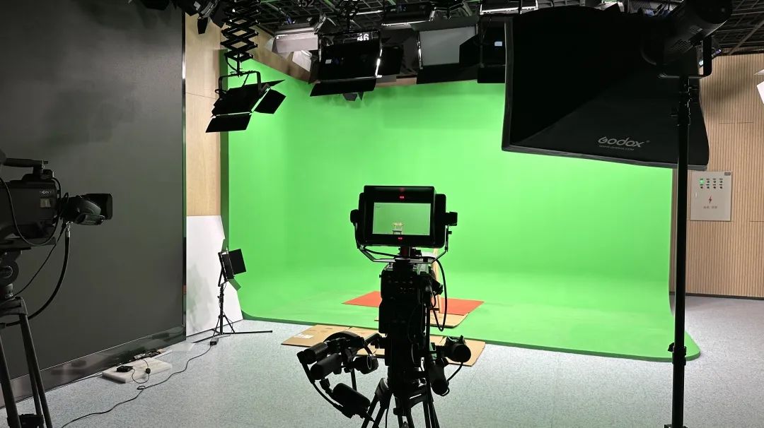 杈藉畞缁忓吀闊充箰骞挎挱fm95.9,杈藉畞缁忓吀闊充箰骞挎挱30鍛ㄥ勾