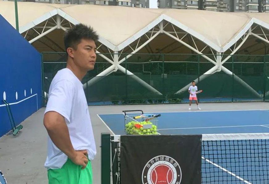 网球少年挥拍,挥拍青春大满贯